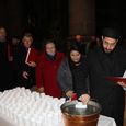 Ökumenischer Gottesdienst Linzer Mariendom / © KirchenZeitung / Wallner Wasserschöpfen als Symbol für das Schöpfen aus der gemeinsamen Quelle.