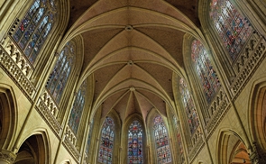 Glasgemälde im Hochchor des Maria-Empfängnis-Domes in Linz. © TheBest Kunstverlag