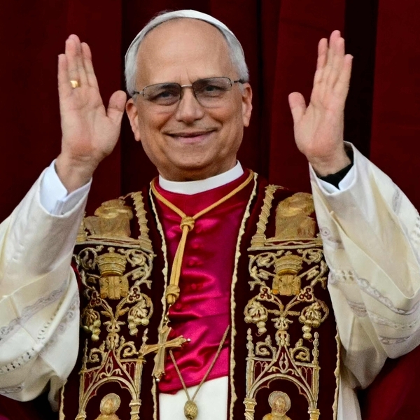 VATICAN-RELIGION-POPE-CONCLAVE / TIZIANA FABI / AFP / picturedesk.com, TIZIANA FABI Download von www.picturedesk.com am 09.05.2025 (09:28). Newly elected Pope Leo XIV, Robert Prevost addresses the crowd on the main central loggia balcony of the St Peter's Basilica for the first time, after the cardinals ended the conclave, in The V