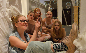 Felicitas Hager als Puck mit Elfengefolge