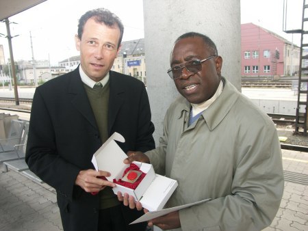 Übergabe der Jägerstätter-Reliquie an Bischof Severin Niwemugizi von Rulenge. 