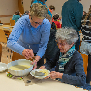 Frauen der Katholischen Frauenbewegung Kirchdorf bieten köstlichen Suppen an