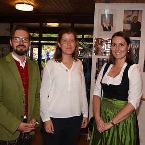Angela Seifert mit Vertreter der Marktgemeinde Wilhering