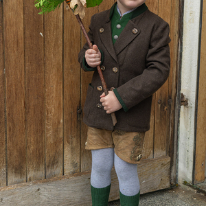 Am Beginn der Karwoche wird der Palmsonntag festlich gefeiert. Bild: Raphael mit einem Palmbuschen