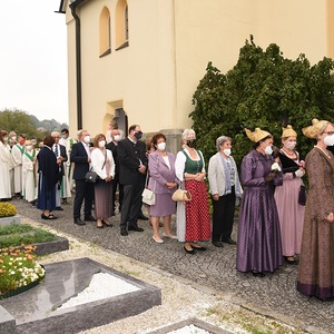 Zug zur Kirche
