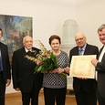 Ordinariatskanzler Johann Hainzl, Bischof em. Maximilian Aichern, Ehefrau Hermine Steiner, der Geehrte Johann Steiner und Bischof Manfred Scheuer.